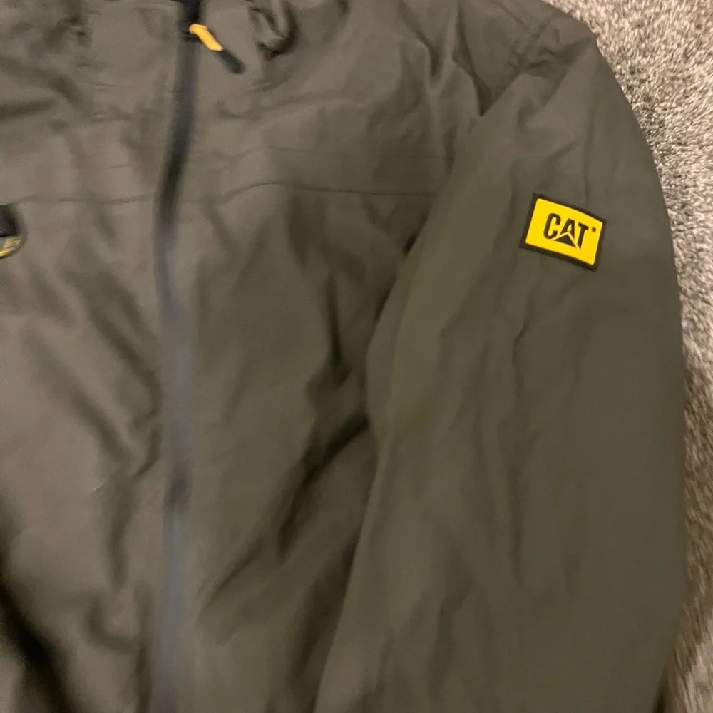 Men's Olive Jacket 
  
Caterpillar Lightweight Insulated Jacket 3851 - Picture 6 of 6